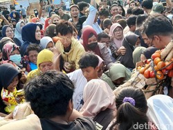 Gunungan Hasil Bumi Jadi Rebutan Pengunjung Festival Jajan Solo