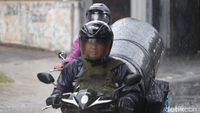 Potret Pengendara Diguyur Hujan di Kota Bandung