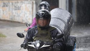 Potret Pengendara Diguyur Hujan di Kota Bandung