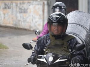 Potret Pengendara Diguyur Hujan di Kota Bandung