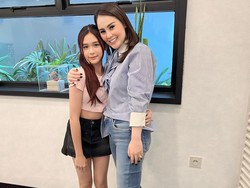 Jennifer Dunn Belasan Tahun Konsisten Tak Perlihatkan Wajah Putrinya