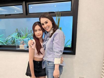 6 Momen Jennifer Dunn dan Putrinya, Menggemaskan Bak Kakak Adik