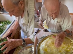 Keren! Kakek 96 Tahun Ini Masih Bugar dan Cekatan Memasak Sendiri