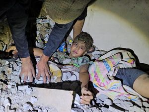 Cerita Warga Gaza, Tulis Nama di Tubuh Keluarga Agar Dikenali jika Tewas Dibom Cerita Warga Gaza, Tulis Nama di Tubuh Keluarga Agar Dikenali jika Tewas Dibom