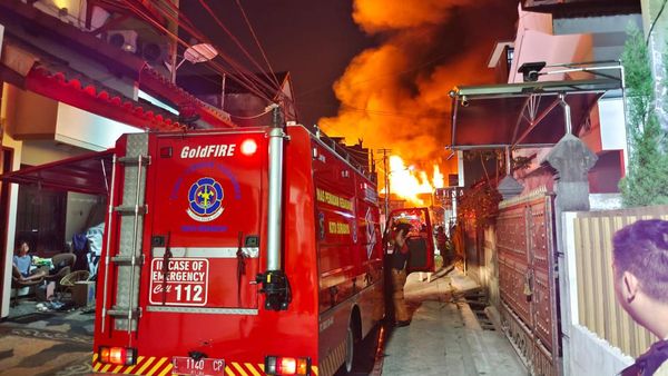 Ganasnya Kobaran Api Ludeskan Pabrik Lilin Surabaya