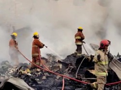 Kebakaran Dahsyat Ludeskan Pabrik Lilin Biola Candle Surabaya