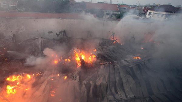 Potret Kebakaran Pabrik Lilin di Surabaya