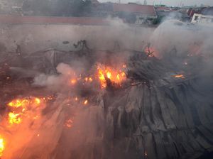 Potret Kebakaran Pabrik Lilin di Surabaya