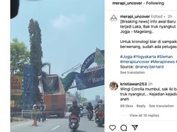 Truk Fuso Hantam Gapura Selamat Jalan Magelang gegara Bak Tetiba Terbuka