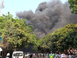 Gudang Rongsok Cirebon Terbakar, Asap Hitam Membumbung Tinggi