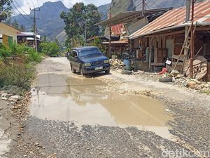 Pemkab Enrekang Klaim 80% Jalan Rusak Tuntas Diperbaiki Pemkab Enrekang Klaim 80% Jalan Rusak Tuntas Diperbaiki