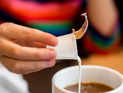 Awas! Sering Seduh Kopi Pakai Krimer Punya Risiko untuk Kulit