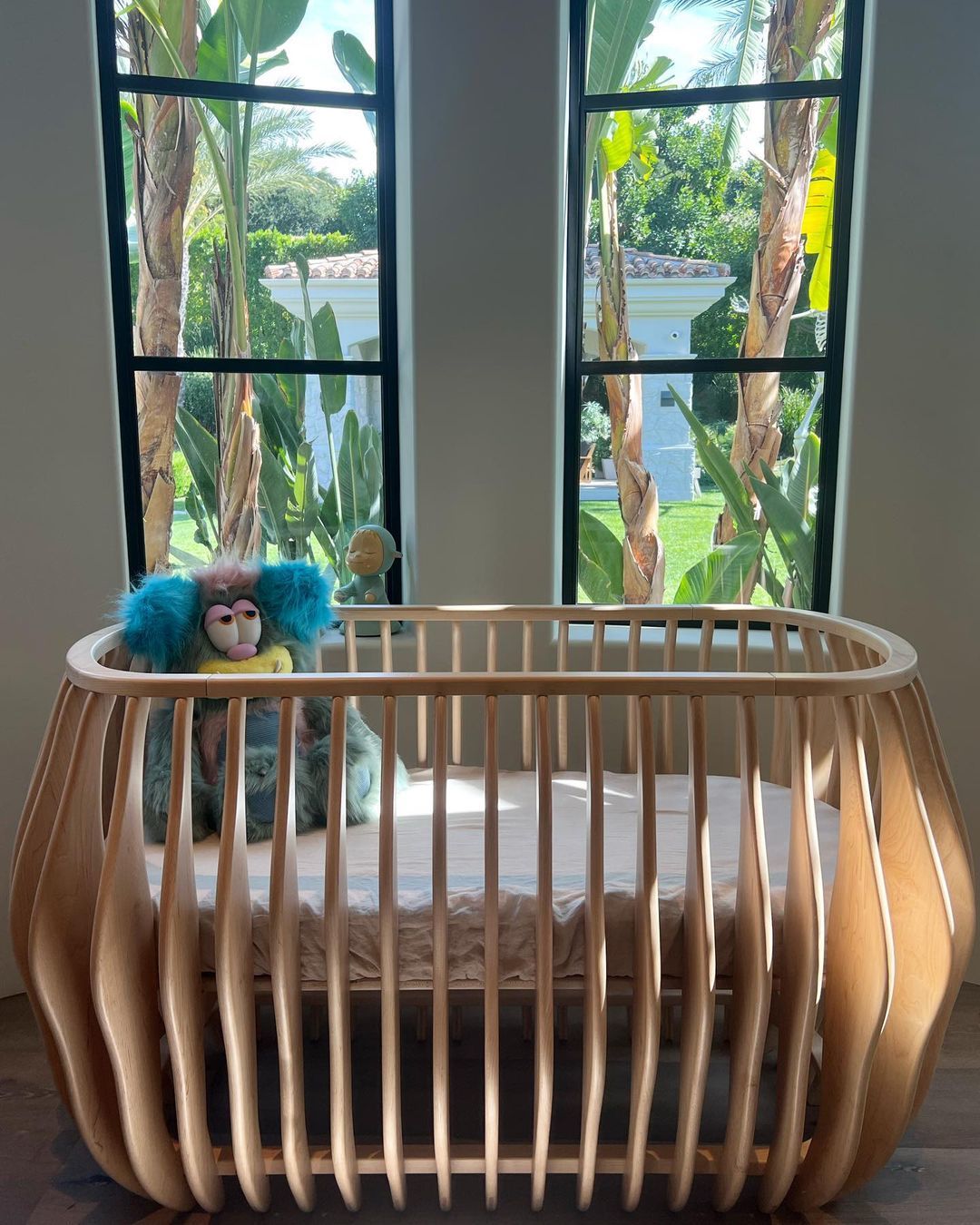 Kourtney Kardashian yang sedang hamil memperlihatkan kamar bayi.