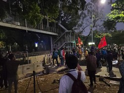 Demo di Patung Kuda, Mahasiswa Lemparkan Batu dan Botol ke Arah Polisi