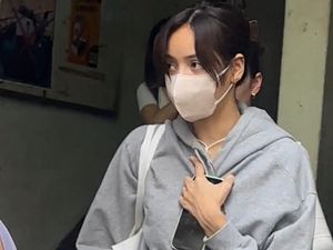 Viral Lisa BLACKPINK Naik Pesawat AirAsia, Tasnya Lebih Mahal dari Tiketnya