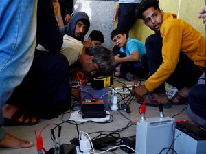 Listrik Diputus Israel, Warga Gaza Antre Charge HP Pakai Panel Surya