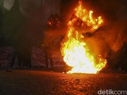 Momen Demo di Patung Kuda Rusuh, Massa Lempar Batu dan Bakar Spanduk