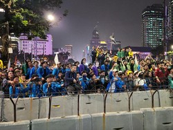 Mahasiswa Demo Masih Bertahan di Patung Kuda Malam Ini