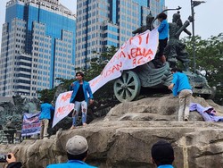Mahasiswa Pendemo Naiki Patung Kuda, Pasang Spanduk Protes Putusan MK