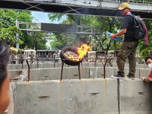 Mahasiswa Demo di Patung Kuda Bakar Ban dan Jatuhkan Barier Beton