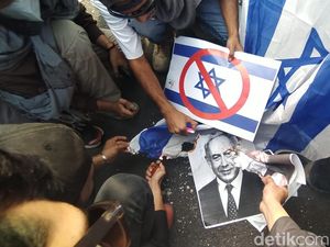 Bela Palestina, Massa Bakar Foto Netanyahu-Joe Biden di Depan Kedubes AS