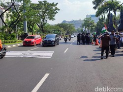 Aksi Bela Palestina di Semarang, Massa Gelar Bendera Israel di Jalan Pahlawan