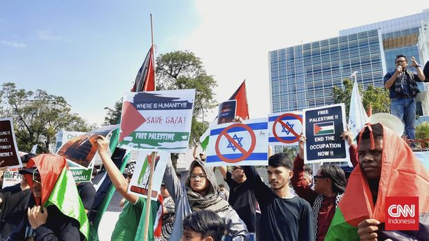 Massa aksi bela Palestina telah dilakukan dikerjakan mendatangi kawasan Kedutaan Besar Amerika Serikat dalam Jalan Merdeka Selatan, Jakarta Pusat, Jumat (20/10)