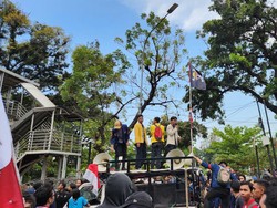 Massa BEM SI Tiba di Patung Kuda, Bawa Bendera One Piece