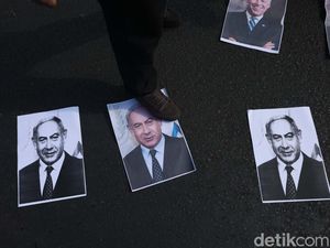 Massa Pro-Palestina di Bangladesh Mengamuk Bakar Gambar Netanyahu