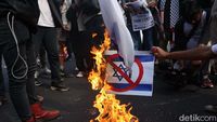 Massa Bela Palestina Bakar Bendera dan Foto PM Israel di Kedubes AS