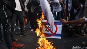Massa Bela Palestina Bakar Bendera dan Foto PM Israel di Kedubes AS