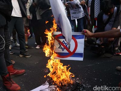 Massa Bela Palestina Bakar Bendera dan Foto PM Israel di Kedubes AS