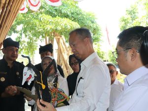 Kunjungi Sentra Kerajinan Bambu di Banyuwangi, Menperin: Layak Dicontoh Kunjungi Sentra Kerajinan Bambu di Banyuwangi, Menperin: Layak Dicontoh