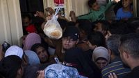 Miris, Warga Gaza Berebut Roti dan Air