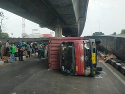 Mobil Boks Terbalik Usai Hindari Tabrakan di Bogor, 2 Orang Terluka