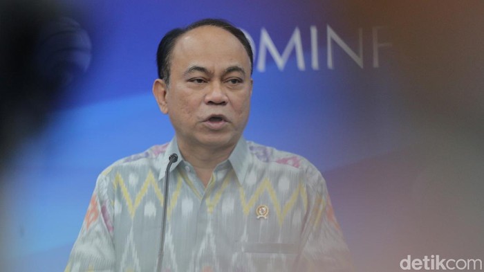 Momen Kominfo Ungkap Meta Sarang Judi Online di Platform Medsos Menkominfo Budi Arie, Dirjen Aptika Semuel Abrijani Pengerapan dan Stafsus Menkominfo Sugiharto memamerkan keterangan pers ihwal judi online di Kantor Kementrian Kominfo, Jakarta, Jumat (20/10/2023).