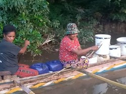 Cerita Warga Bertaruh Nyawa Dayung Perahu demi Air Bersih Selama 30 Tahun