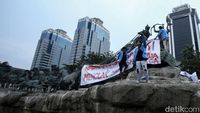 Penampakan Patung Kuda Penuh Spanduk Protes Mahasiswa