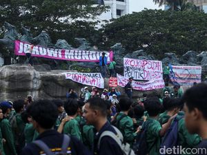Massa Demo BEM SI Bentangkan Spanduk Jokowi Mundur di Patung Kuda
