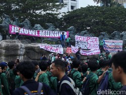 Massa Demo BEM SI Bentangkan Spanduk Jokowi Mundur di Patung Kuda