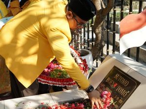 Peringati HUT ke-59, Golkar Jatim Ziarah ke Makam Tokoh dan Pejuang Golkar Peringati HUT ke-59, Golkar Jatim Ziarah ke Makam Tokoh dan Pejuang Golkar