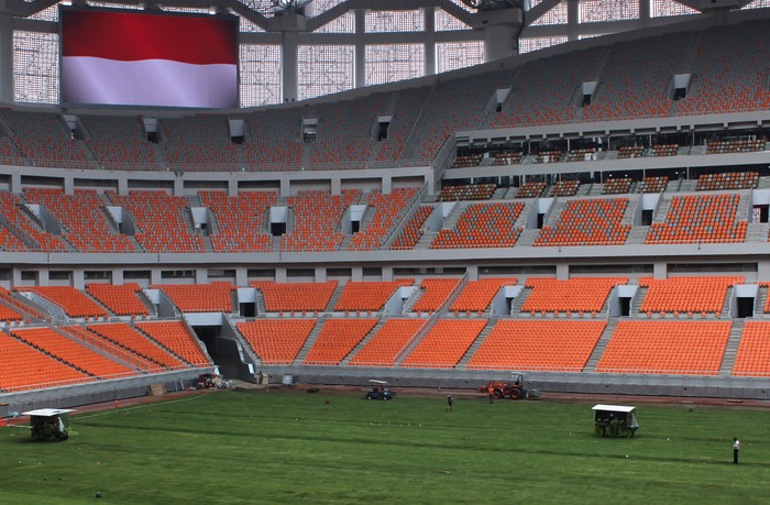 Pekerja mengerjakan perbaikan rumput Jakarta Internasional Stadium (JIS) di Jakarta, Kamis (19/10/2023).  Pemprov DKI Jakarta menyatakan renovasi JIS untuk Piala Dunia U-17 mencapai 95 persen dan ditargetkan selesai pada akhir Oktober 2023. ANTARA FOTO/Khaerul Izan/Ak/Spt.