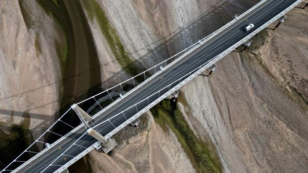 Perubahan Iklim Bikin Cabang Sungai Loire Prancis Kering Kerontang