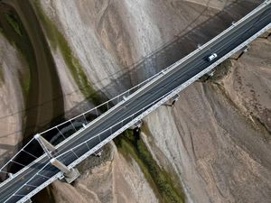 Perubahan Iklim Bikin Cabang Sungai Loire Prancis Kering Kerontang