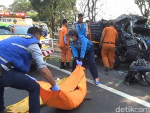 Dramatis! Evakuasi Jasad Sopir Pikap yang Tabrakan di Cipularang