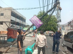 Tiang Nyaris Ambruk di Pamulang, Dinas Tangsel Langsung Turun Tangan