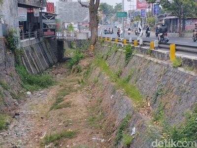 Potret Sungai di Kota Blitar Mengering
