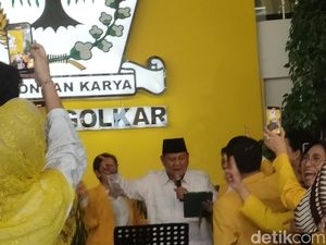 Asyik! Momen Prabowo-Airlangga Joget & Nyanyi Bareng di HUT ke-59 Golkar