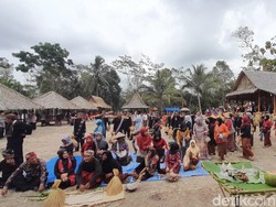 Festival Tampaling Seni Tradisi Musim Panen Padi di Pangandaran yang Unik