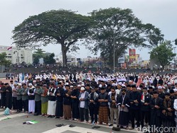 Ribuan Warga Gelar Salat Gaib untuk Syuhada Palestina di Lapang Merdeka